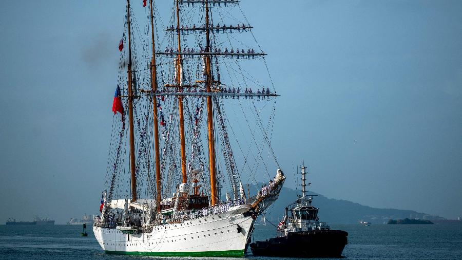 O navio-escola Esmeralda chegou ao porto de Balboa, após atravessar canal