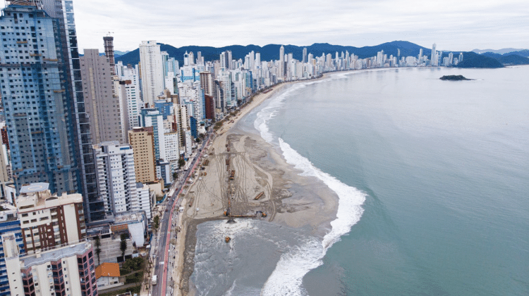 Obra de recuperação da faixa de areia da Praia Central de Balneário Camboriú