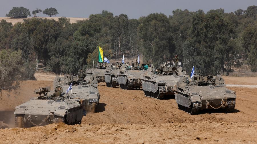 24.nov.23 - Veículos militares israelenses manobram perto da fronteira de Israel após deixarem Gaza durante a trégua temporária