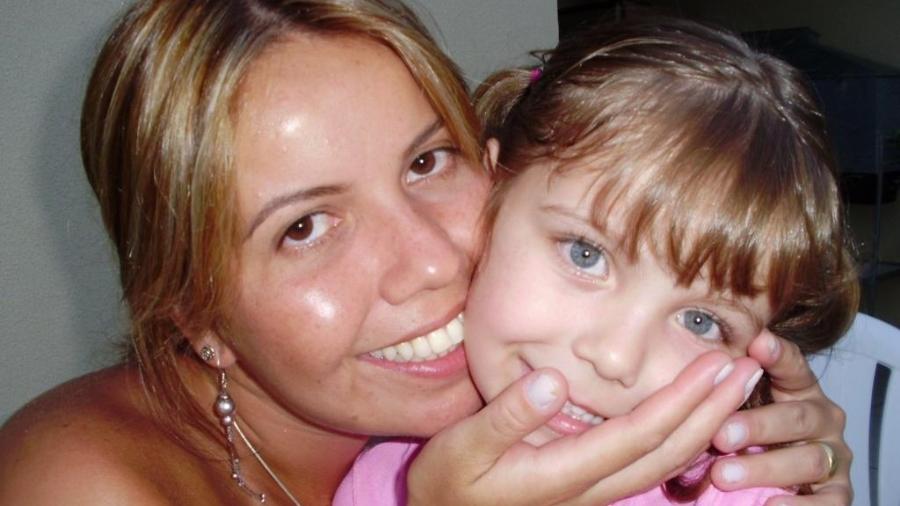 Renata e a filha Victória, que morreu aos 6 anos em acidente