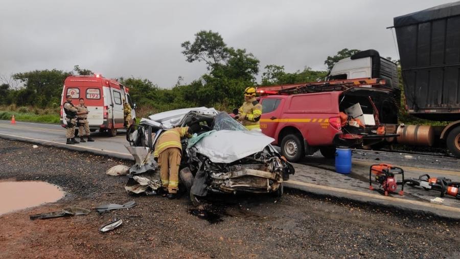 Acidente entre carro e carreta deixa um bebê morto em MG 