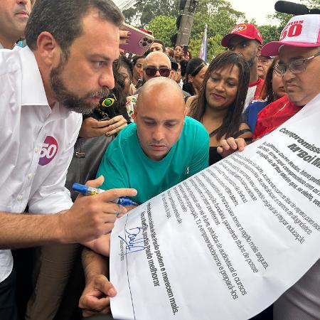 Guilherme Boulos (PSOL) assina compromisso com moradores do M"Boi Mirim (SP) - Ana Paula Bimbati/UOL