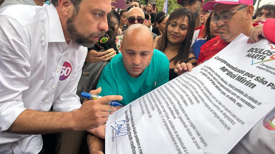 Guilherme Boulos (PSOL) assina compromisso com moradores do M'Boi Mirim (SP)