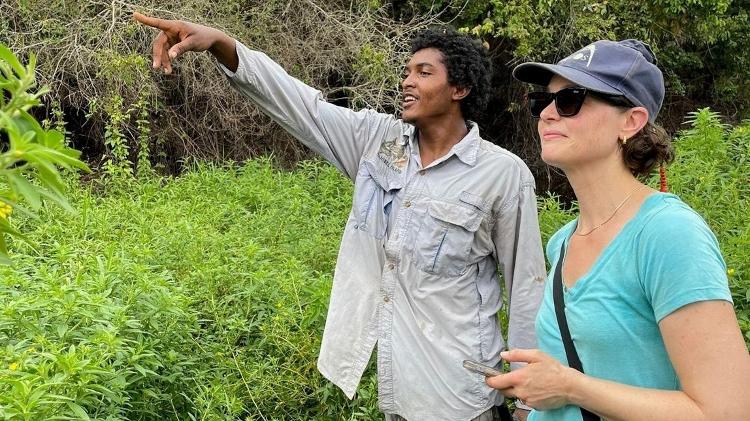 Marieka Brouwer Burg, professora da Universidade de Vermont, com o assistente de campo Melvin Quilter durante a pesquisa em Belize