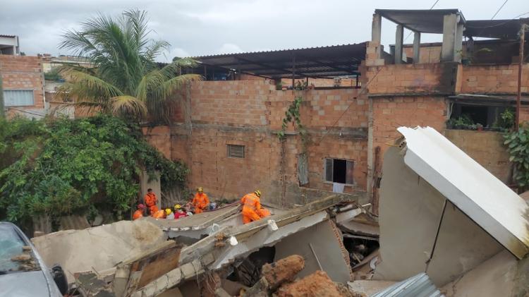 Bombeiros fazem resgate de jovem de 15 anos que foi soterrada por desabamento 