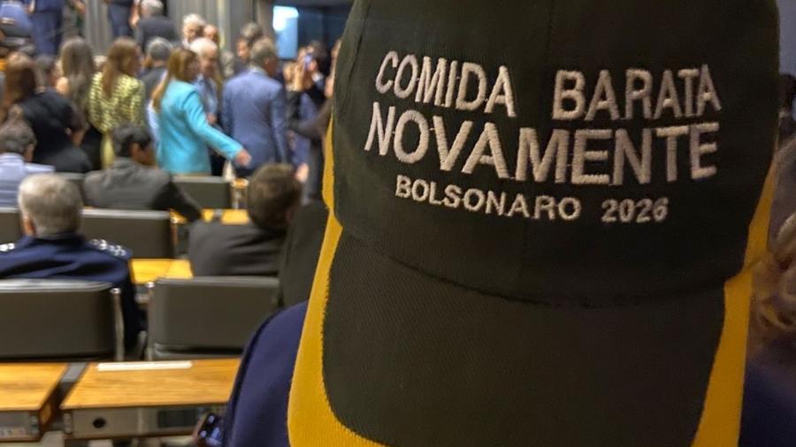 Boné na sessão de abertura do ano do Legislativo Boné na sessão de abertura do ano do Legislativo