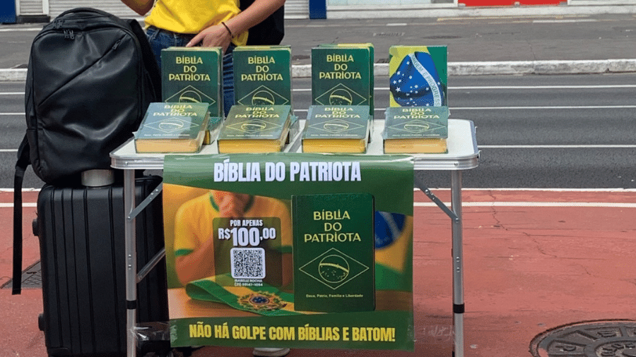 Bíblia é vendida como produto de luxo e símbolo de fé e valores inabaláveis Bíblia é vendida como produto de luxo e símbolo de fé e valores inabaláveis