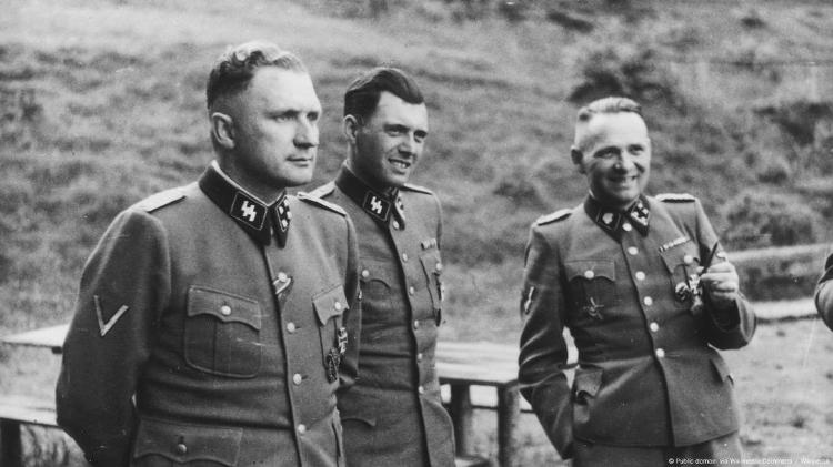Mengele (no centro) em Auschwitz em 1944, ao lado de Richard Baer e Rudolf Höss Mengele (no centro) em Auschwitz em 1944, ao lado de Richard Baer e Rudolf Höss