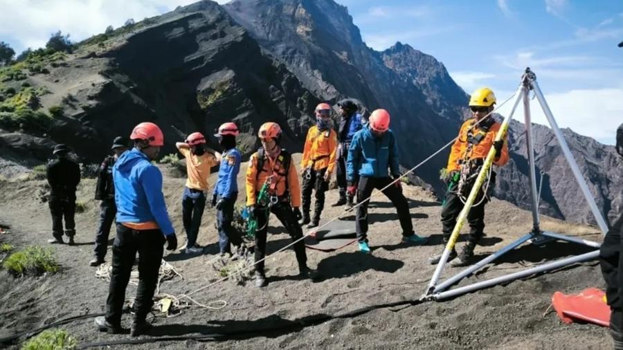 Equipe de busca tenta resgatar brasileira que caiu durante trilha Equipe de busca tenta resgatar brasileira que caiu durante trilha