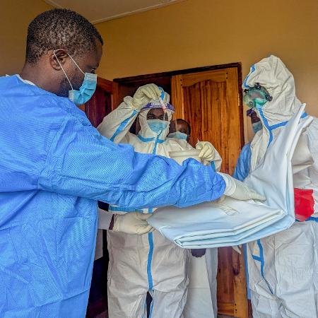 Equipe de sepultamento de vítimas do ebola em Butembo, na  República Democrática do Congo
