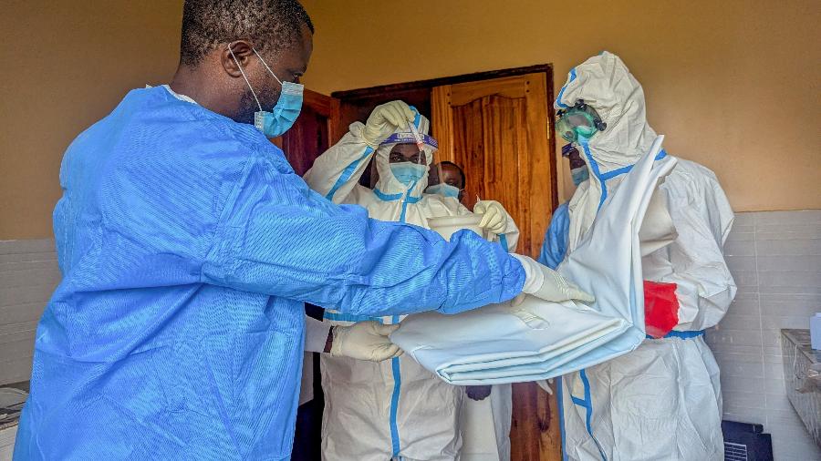 13.set.26 - Equipe de sepultamento de vítimas do Ebola em Butembo, na República Democrática do Congo 13.set.26 - Equipe de sepultamento de vítimas do Ebola em Butembo, na República Democrática do Congo