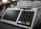 Urnas eletrônicas e brasileiros no exterior participando da votação