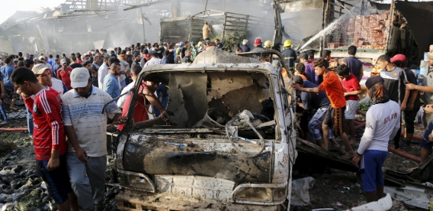 Moradores e curiosos se reúnem nesta quinta-feira no local de atentado terrorista com um caminhão-bomba em um mercado lotado em Bagdá - Wissm Al-Okili/Reuters