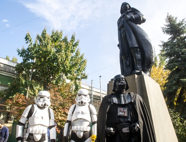 Pessoas vestidas como personagens do "Star Wars" participam da inauguração da estátua de Darth Vader -- antes, Lênin -- em Odessa, na Ucrânia - Volodymyr Shuvayev/AFP