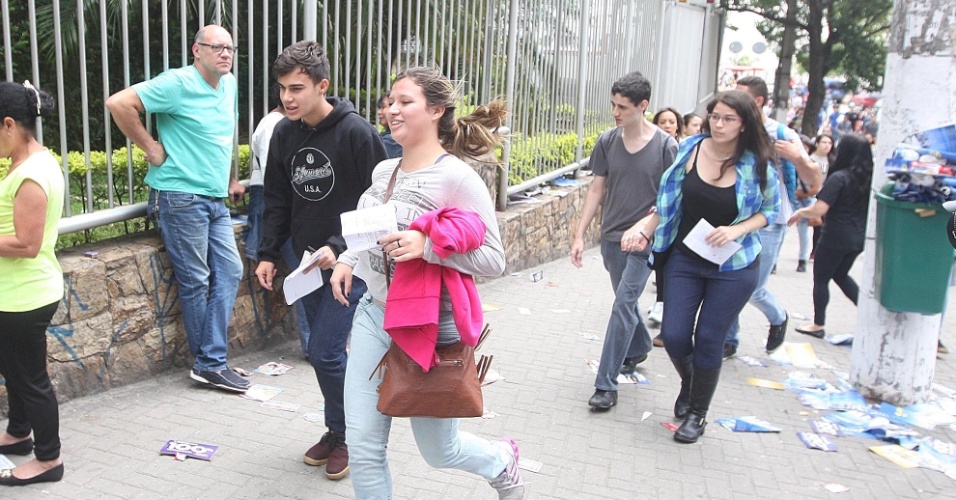 24.out.2015 - Candidatos correm para entrar na Uninove Barra Funda, zona oeste da capital paulista, para fazer o primeiro dia de provas do Enem (Exame Nacional do Ensino Médio)