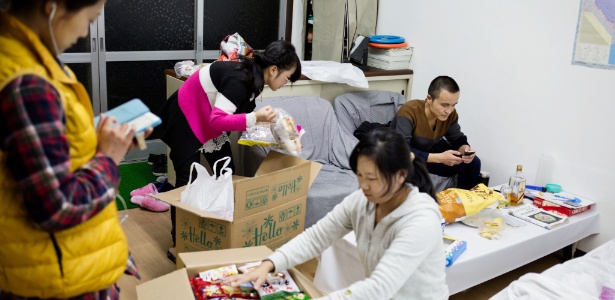 Dormitório para "estagiários técnicos" que perderam suas moradias, junto com o trabalho, em um escritório sindical - Ko Sasaki/The New York Times