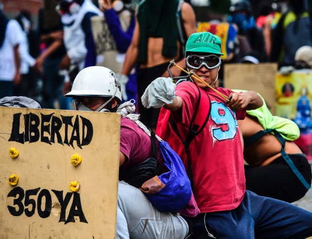 Opositores de Maduro protestam em meio a greve de 48 horas nas ruas de Caracas - Ronaldo Schemidt/AFP Photo