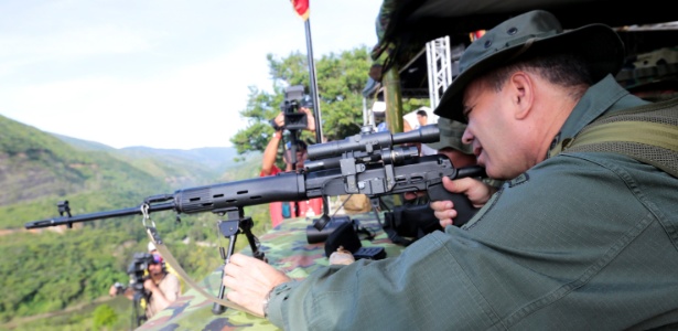26.ago.2017 - O ministro da Defesa da Venezuela, Vladimir Padrino Lopez, participa de treinamento militar em Caracas - Miraflores Palace/Handout/Reuters