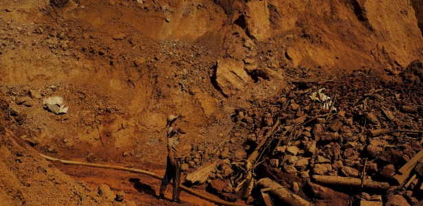Garimpeiros buscam ouro em minas ilegais na Amazônia - Nacho Doce/Reuters