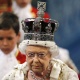 Peso da coroa real poderia quebrar pescoço, afirma rainha Elizabeth 2º - AFP