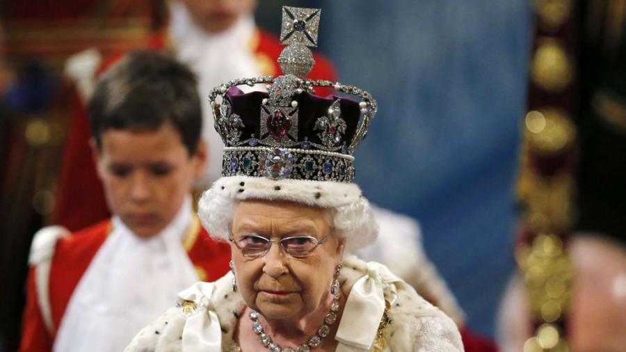 Só a coroa real da rainha Elizabeth 2º já é uma tremenda herança - AFP