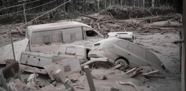Carros são soterrados pelas cinzas de vulcão na Guatemala - AFP