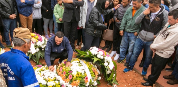 17.jun.2018 - Enterro da menina Vitória Gabrielly Guimarães Vaz, de 12 anos, no cemitério municipal de Araçariguama, no interior de São Paulo - Marcelo Gonçalves/Agência Estado