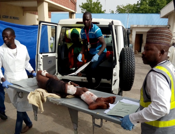 Uma vítima da explosão da bomba em Damboa é levada em uma maca para a enfermaria de um hospital especializado em Maiduguri, Nigéria - Liman Gingimi/Reuters