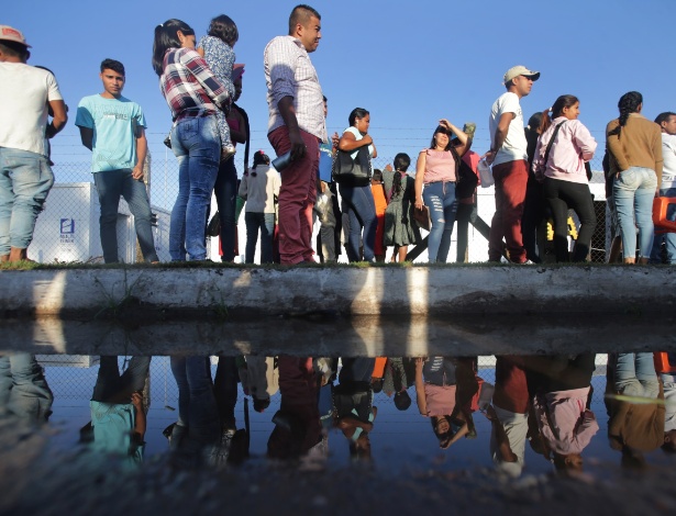 Imigrantes venezuelanos aguardando na fila do centro de triagem para concessão de documentos em Paracaima, Roraima; de acordo com a ONU, o êxodo de venezuelanos é um dos maiores da história da América Latina - NILTON FUKUDA/ESTADÃO CONTEÚDO