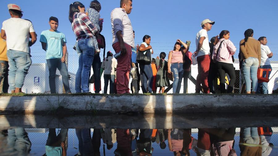 Imigrantes venezuelanos aguardando na fila do centro de triagem para concessão de documentos em Pacaraima, Roraima; de acordo com a ONU, o êxodo de venezuelanos é um dos maiores da história da América Latina - NILTON FUKUDA/ESTADÃO CONTEÚDO