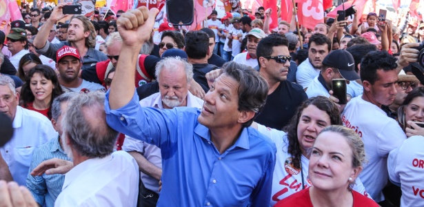 Haddad durante ato de campanha em Curitiba, na segunda (1º)
