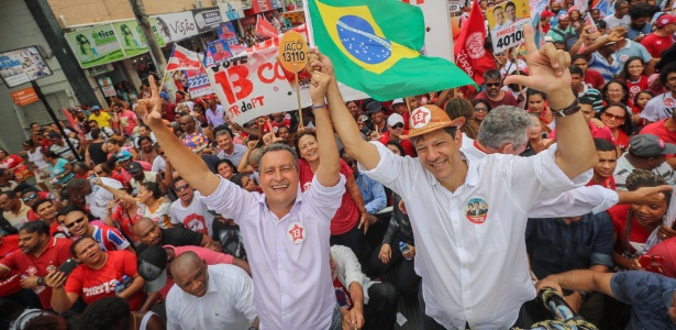 Rui Costa (esq) ao lado de Fernando Haddad na campanha