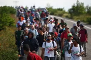 Segunda caravana de imigrantes atravessa M xico e est a 2 mil km