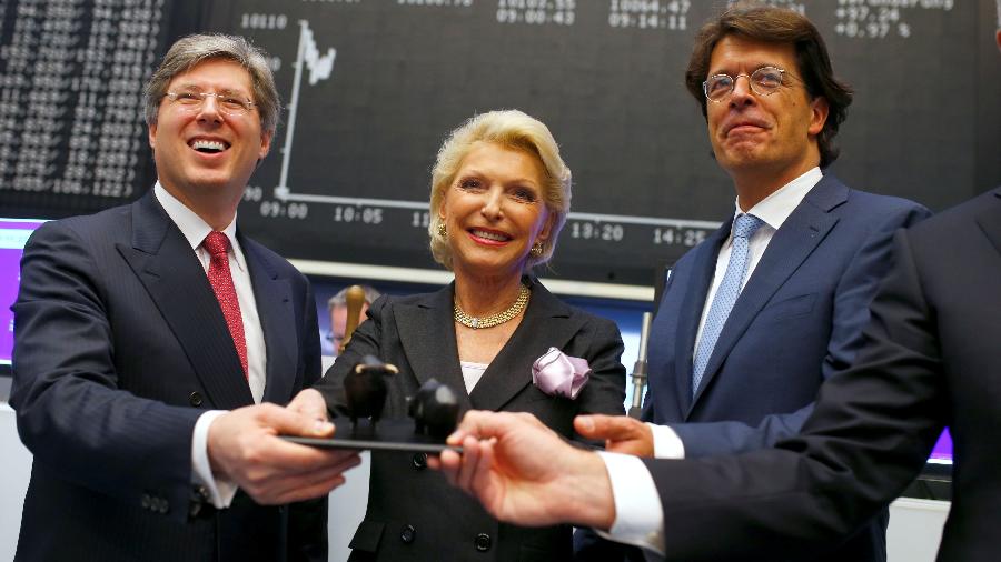9.out.2015 - Georg Schaeffler (à esq.) e sua mãe, Maria-Elisabeth Schaeffler (centro), comemoram a entrada do grupo alemão que leva o sobrenome da família na Bolsa de Frankfurt - Ralph Orlowski/Reuters