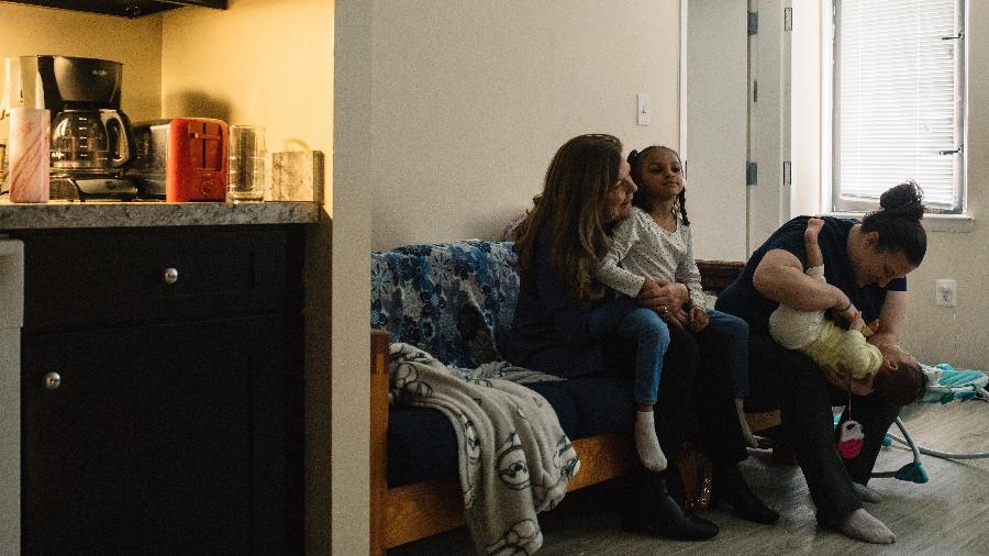 Susie Sinclair-Smith, esquerda, da Coalizão Para os Sem-Teto, com Samantha Whitt e seus filhos em um apartamento que o grupo ajuda a pagar, em Gaithersburg, Maryland - Justin T. Gellerson/The New York Times