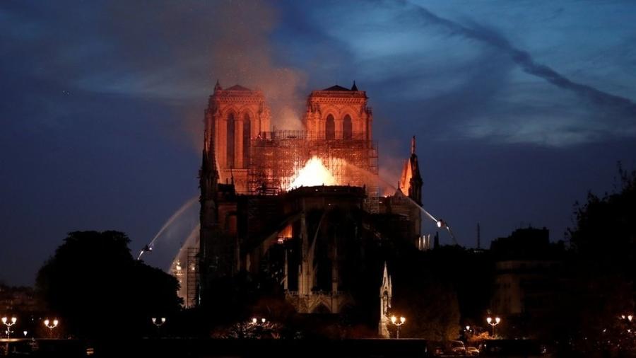 Bombeiros tentam conter as chamas na catedral de Notre-Dame - Reuters
