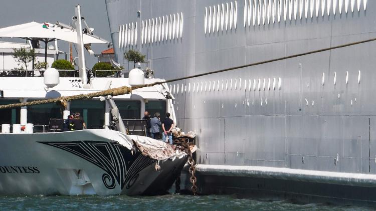 Navio de cruzeiro perde controle em Veneza e quase bate em iate -  08/07/2019 - UOL Notícias