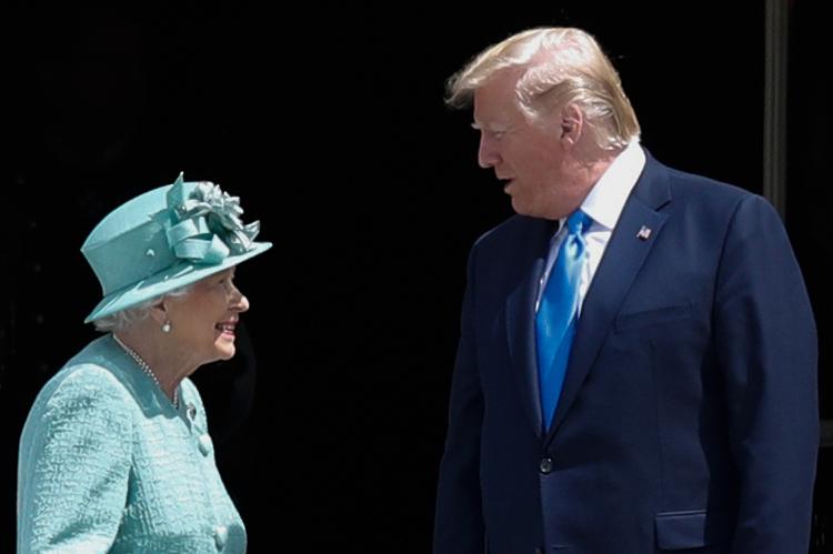 Rainha Elizabeth 2ª conversando com o então presidente dos Estados Unidos Donald Trump durante cerimônia de boas-vindas no Palácio de Buckingham em 2019 