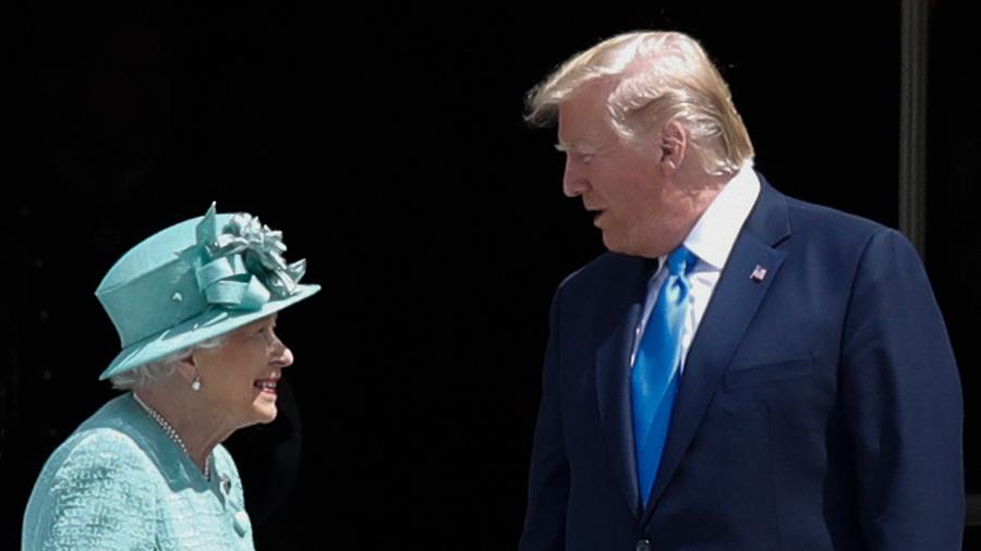 3.jun.2019 - Rainha Elizabeth II conversa com o presidente dos Estados Unidos Donald Trump durante cerimônia de boas-vindas no Palácio de Buckingham  - Adrian Dennis/AFP