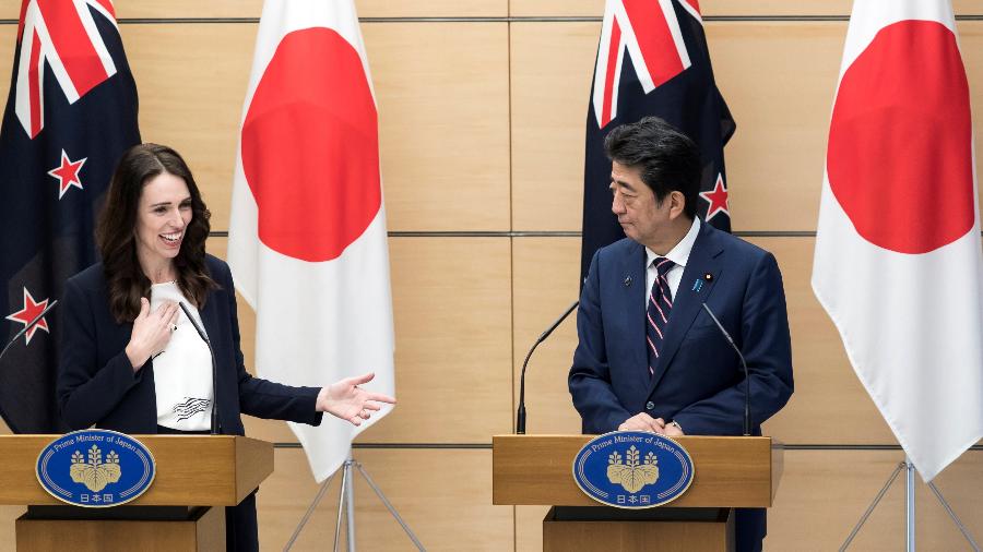 A premiê da Nova Zelândia, Jacinda Ardern, e o primeiro-ministro do Japão, Shinzo Abe, durante coletiva de imprensa em Tóquio - Tomohiro Ohsumi/Getty Images