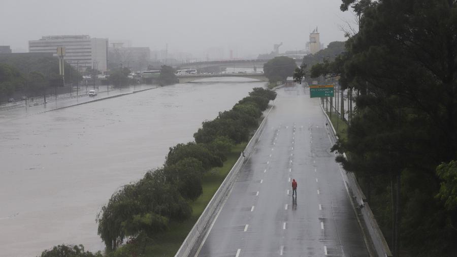 Homem caminha por pista interditada da Marginal Tietê durante dia de alagamentos em São Paulo - Rahel Patrasso/Reuters