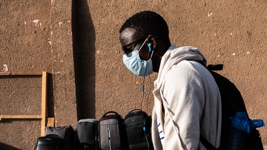 Homem usa máscara contra coronavírus em Senegal - Jerome Gilles/NurPhoto via Getty Images
