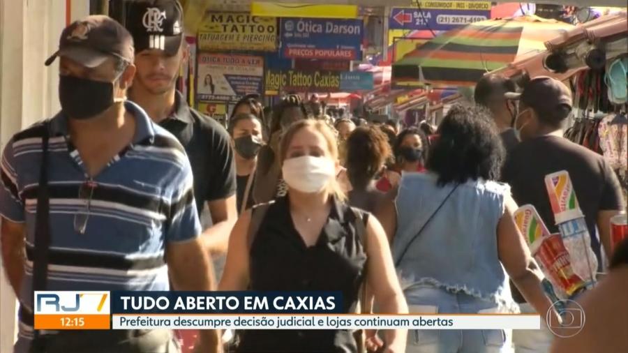 Pessoas circulam em Duque de Caixas em dia de comércio aberto, apesar de proibição judicial - Reprodução/TV Globo