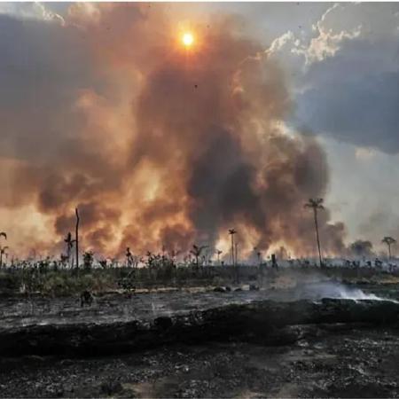 Queimada na Amazônia; decreto publicado no ano passado travou a punição a crimes ambientais no Brasil - Gabriela Biló/Estadão
