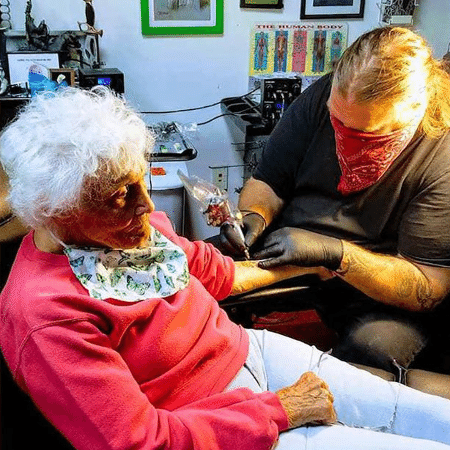 Dorothy Pollack, de 103 anos, fez uma tatuagem após passar a quarentena da covid-19 no Havaí - Reprodução