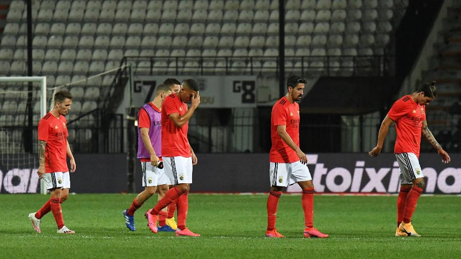 Jogadores do Benfica deixam campo após derrota para PAOK nas eliminatórias da Liga dos Campeões - ALEXANDROS AVRAMIDIS
