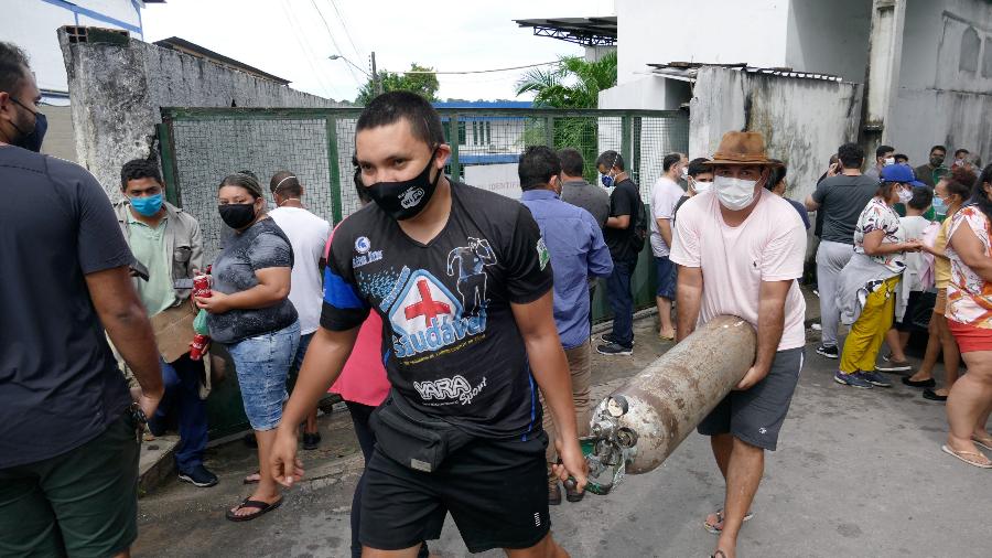 Parentes de pacientes internados nos hospitais fazem fila para recarregar cilindros de oxigênio na frente de empresa em Manaus - SANDRO PEREIRA/FOTOARENA/ESTADÃO CONTEÚDO