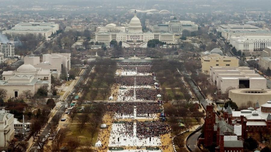 Uma multidão acompanha a cerimônia de posse de Trump em 20 de janeiro de 2017 - Reuters