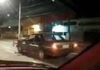 Vídeo flagra carro em movimento com homem embaixo do capô em Minas Gerais - Reprodução