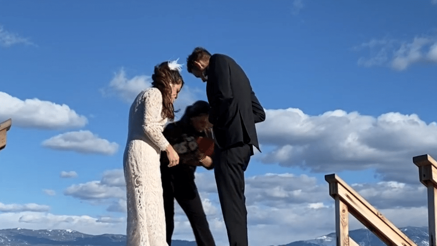 Os noivos Andrew e Marlee Kent deixaram os anéis caírem no Lago Tahoe, nos Estados Unidos - Reprodução/CBS Local 